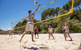 Beliebter Treffpunkt: Das Beachvolleyball-Feld am Strand - Foto: Bethel Fath